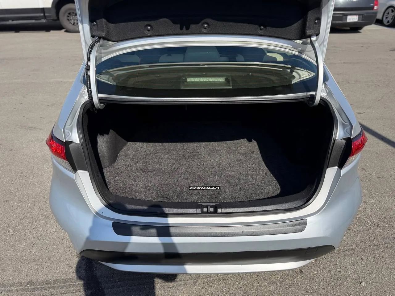 Used 2020 Toyota Corolla LE w/ Carpet Mat Package (TMS) FWD image 27