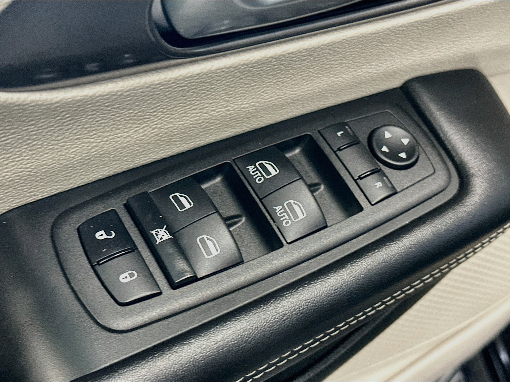 Used 2023 Chrysler Pacifica Touring-L FWD image 15
