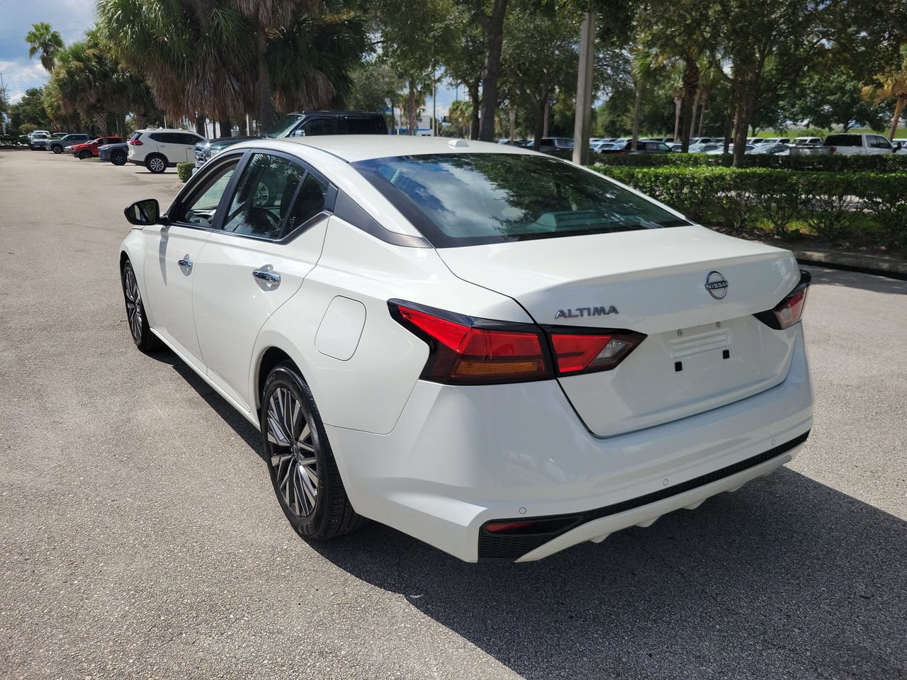 Used 2025 Nissan Altima 2.5 SV FWD image 4