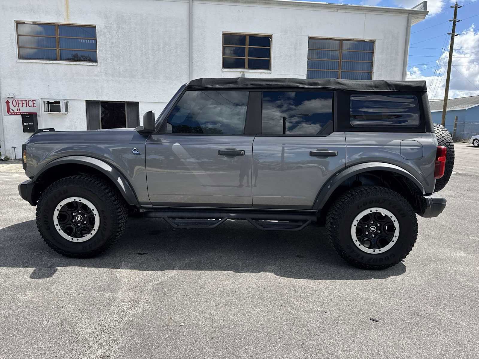 Used 2022 Ford Bronco Black Diamond w/ Sasquatch Package image 3