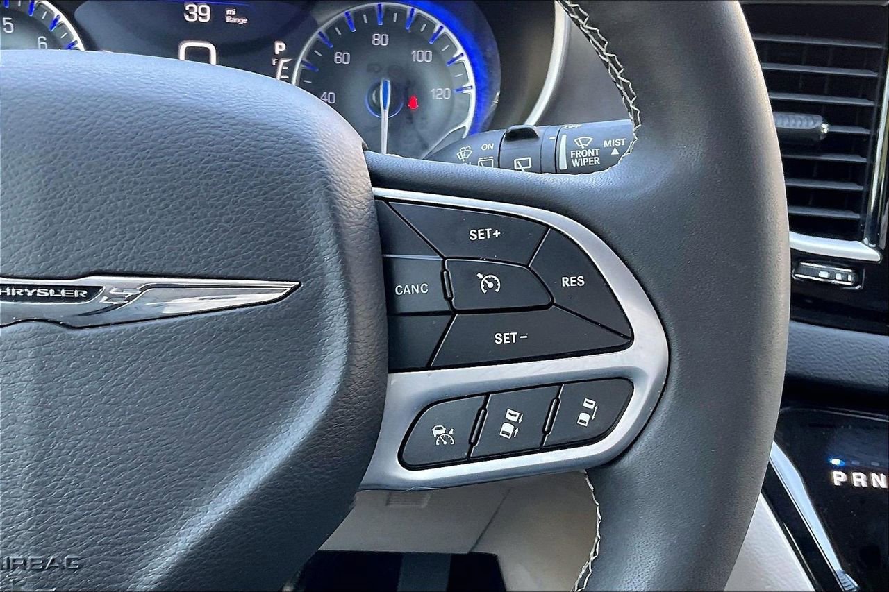 Certified 2023 Chrysler Pacifica Touring-L FWD image 31