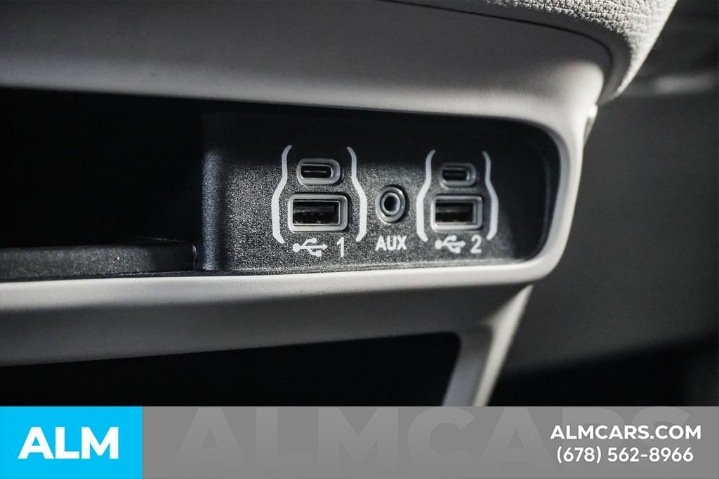 Used 2024 Chrysler Pacifica Select image 41