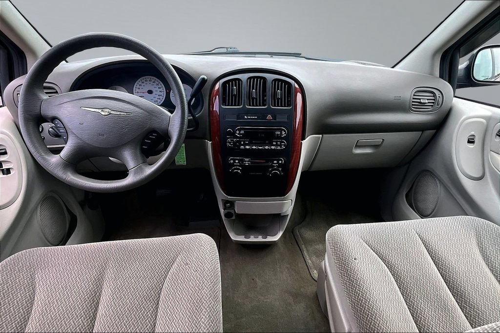 Used 2005 Chrysler Town & Country w/ Popular Equipment Group I FWD image 14