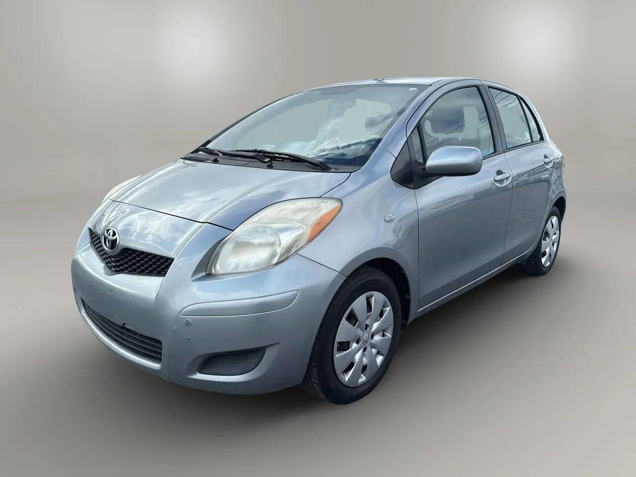 Used 2010 Toyota Yaris 4-Door Hatchback image 3