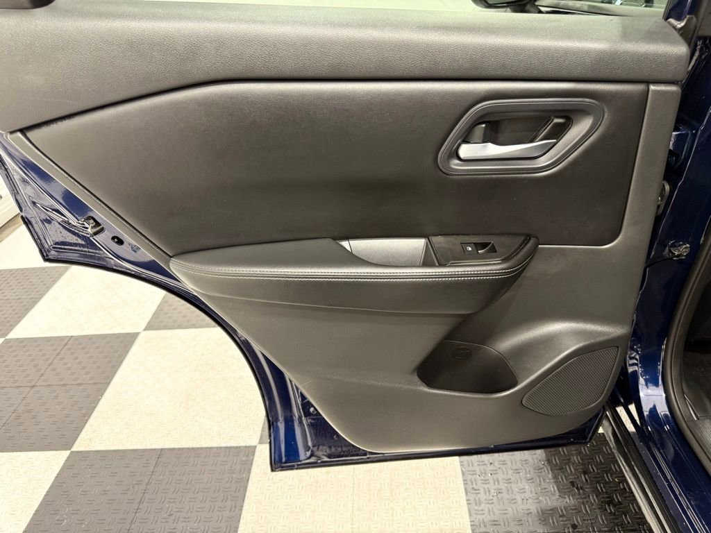 Used 2024 Nissan Rogue SV image 17
