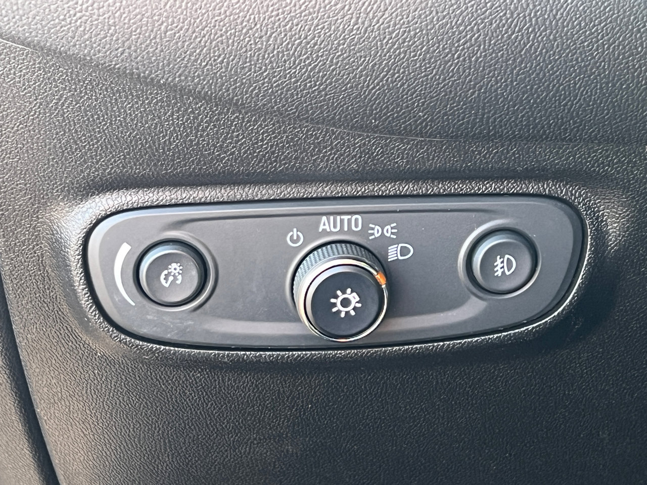 Used 2020 Chevrolet Equinox LT w/ Driver Convenience Package image 17