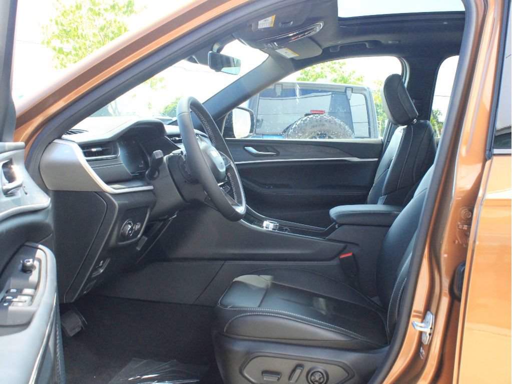 New 2026 Jeep Grand Cherokee L Limited w/ Limited Altitude Package AWD/4WD image 11
