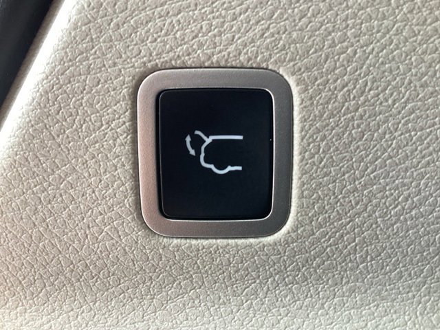 Used 2022 Chrysler Voyager LX image 8