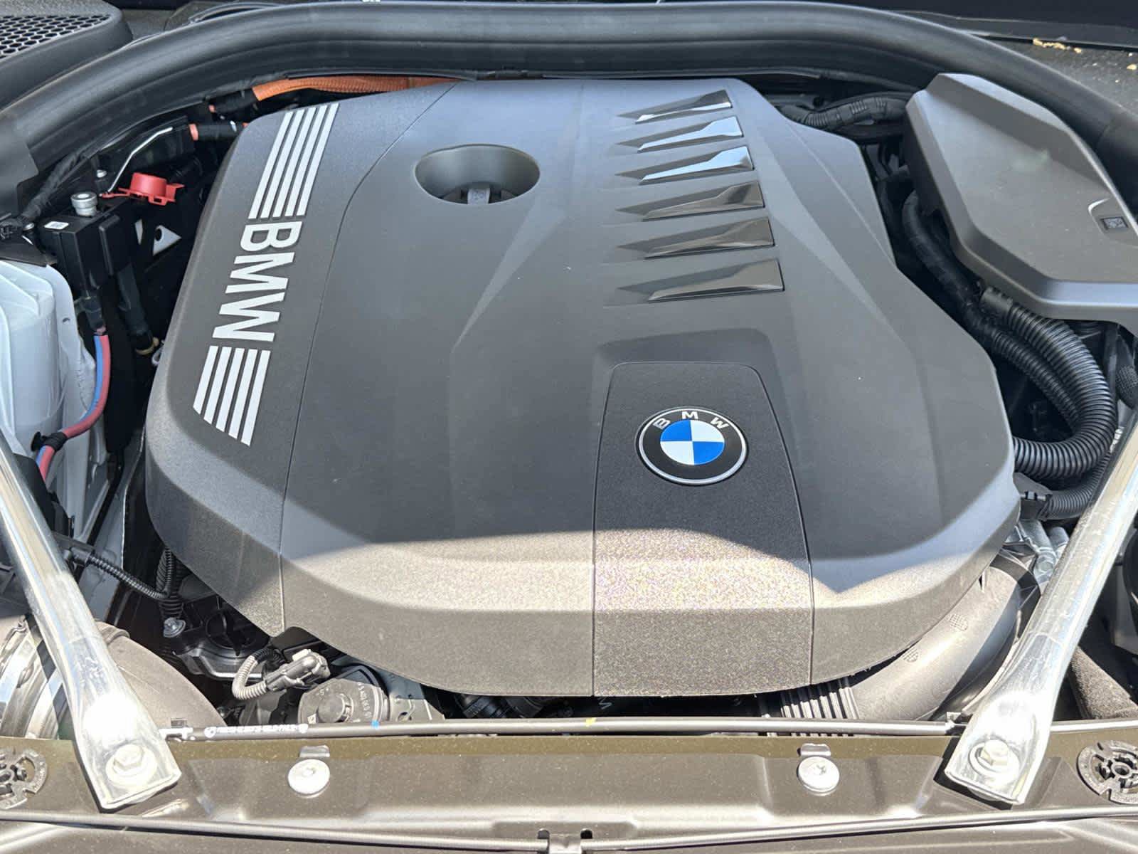 New 2026 BMW 550e xDrive w/ Premium Package AWD/4WD image 13