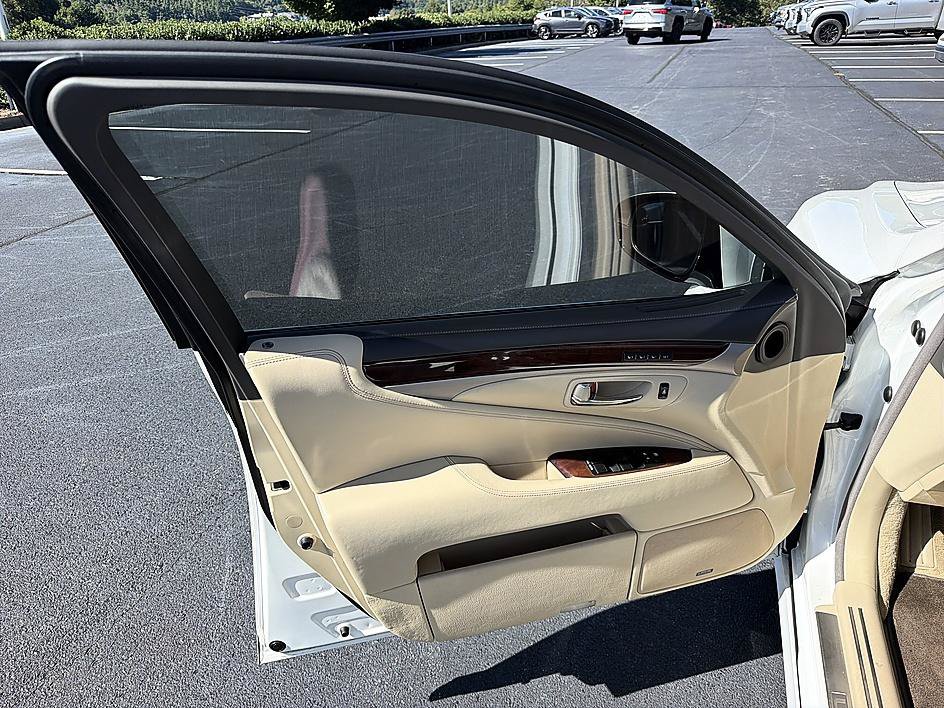 Used 2013 Lexus LS 460 w/ Comfort Pkg RWD image 9