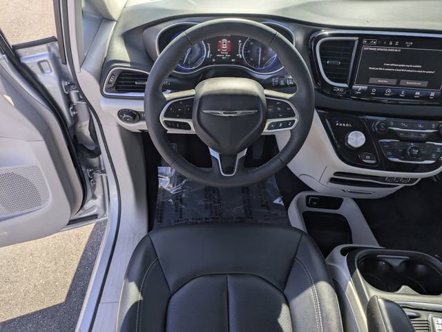 Used 2024 Chrysler Pacifica Touring-L image 18