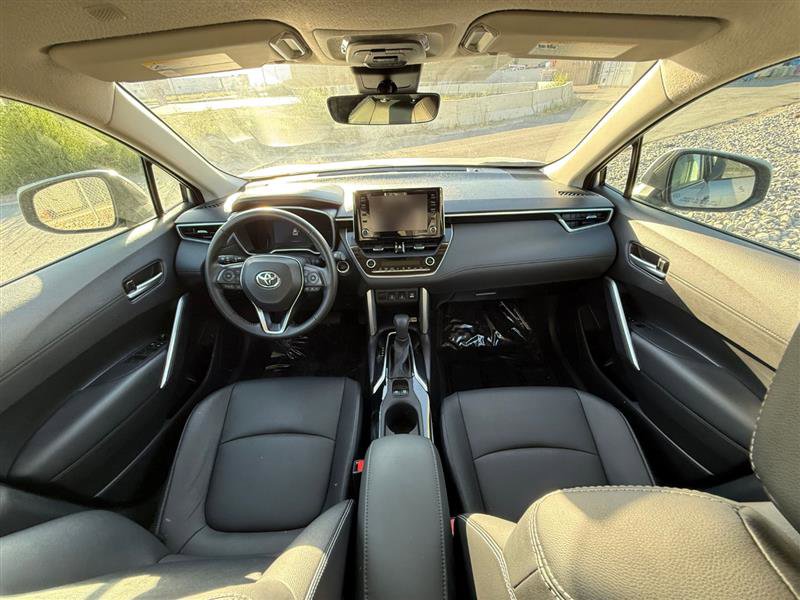 Used 2022 Toyota Corolla Cross XLE image 11