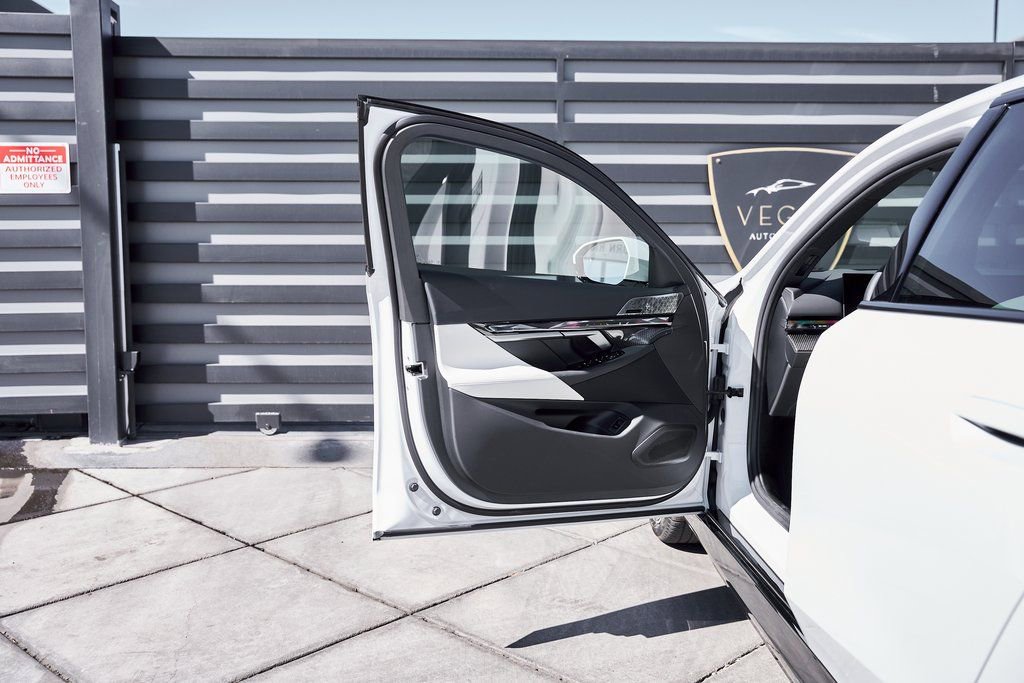 Used 2026 BMW 550e xDrive image 28