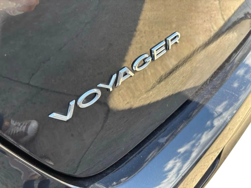Used 2023 Chrysler Voyager LX FWD image 9