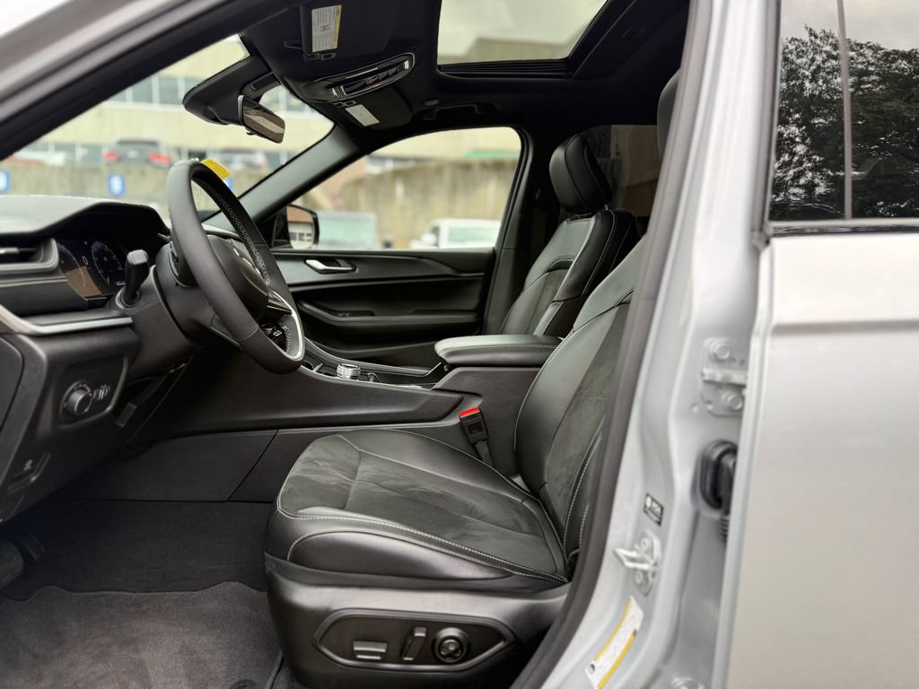 Used 2025 Jeep Grand Cherokee Altitude AWD/4WD image 13