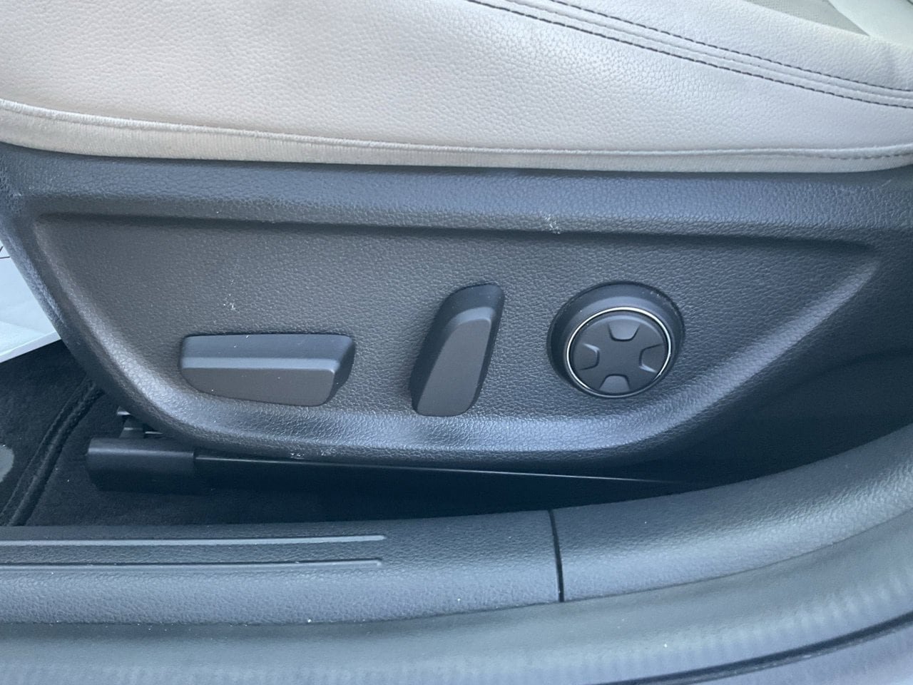 Used 2025 Genesis G70 2.5T RWD image 9