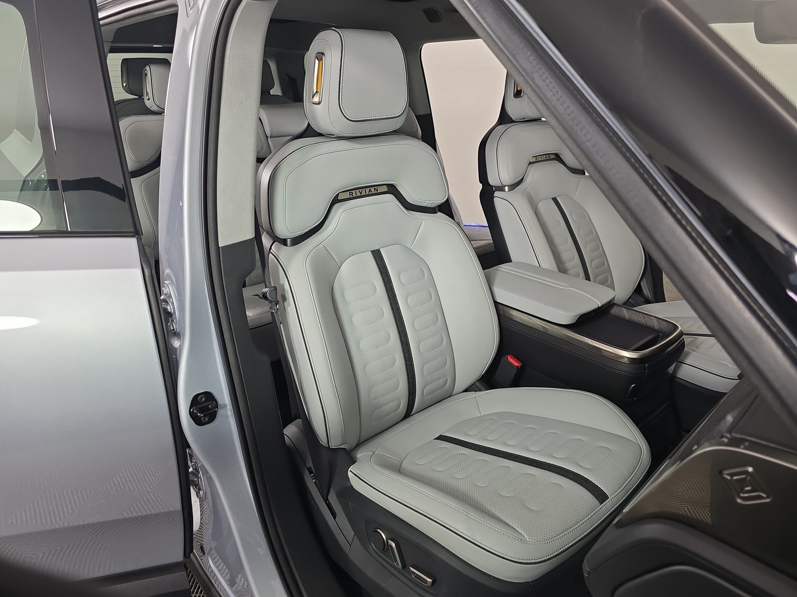Used 2023 Rivian R1S Launch Edition AWD/4WD image 24