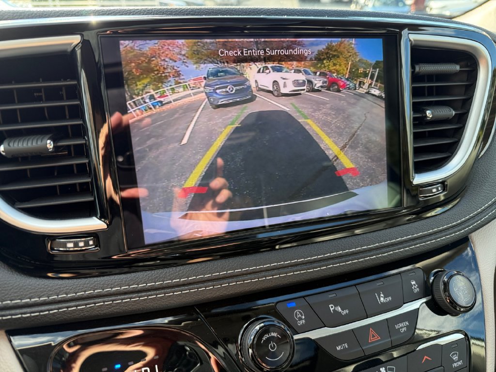 Used 2023 Chrysler Pacifica Limited w/ Uconnect Theater Family Group FWD image 22