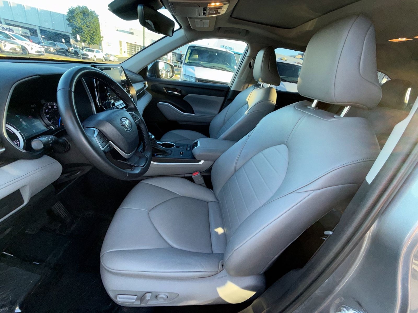 Used 2022 Toyota Highlander XLE AWD/4WD image 13