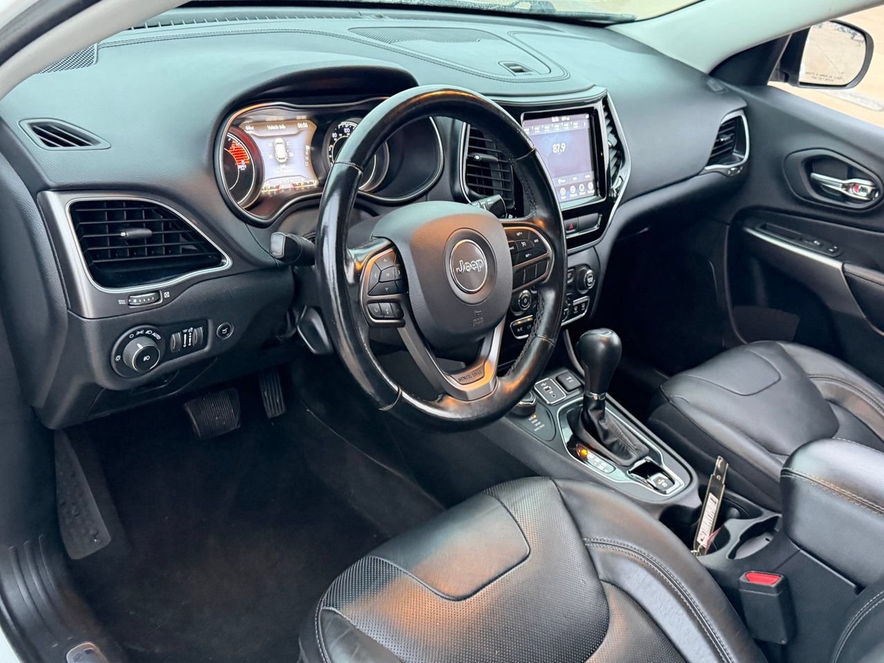 Used 2019 Jeep Cherokee Limited AWD/4WD image 16