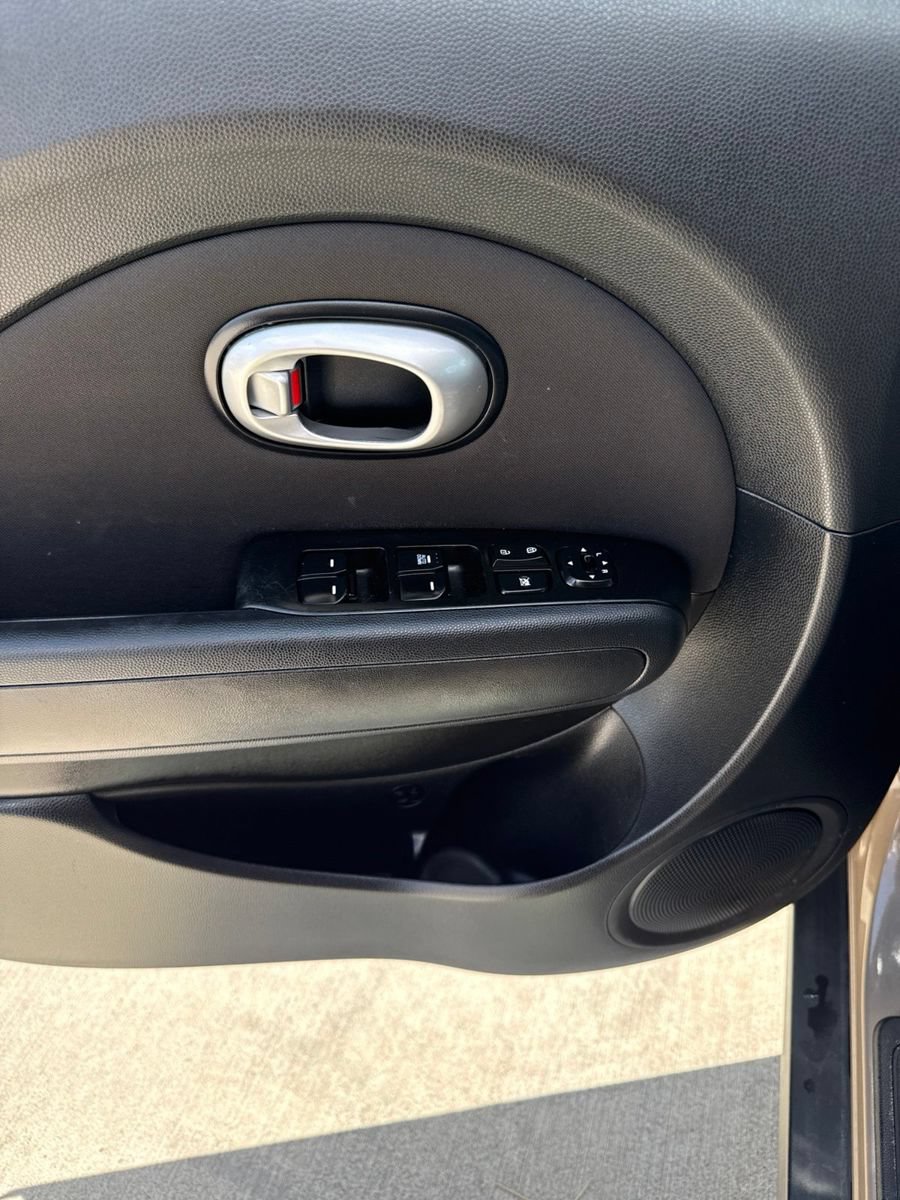 Used 2015 Kia Soul FWD image 9