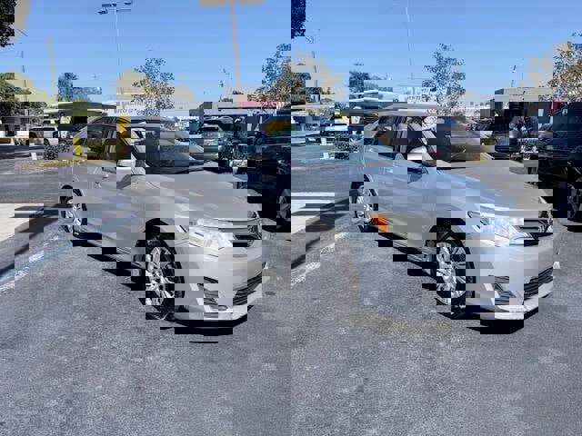Used 2013 Toyota Camry LE image 3