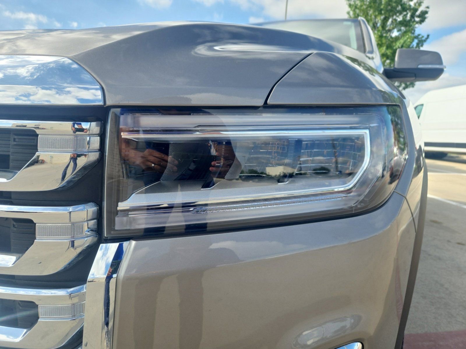 Used 2023 GMC Acadia SLE w/ Driver Convenience Package FWD image 9