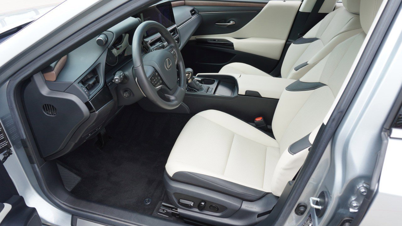 Certified 2023 Lexus ES 350 w/ Premium Package image 13