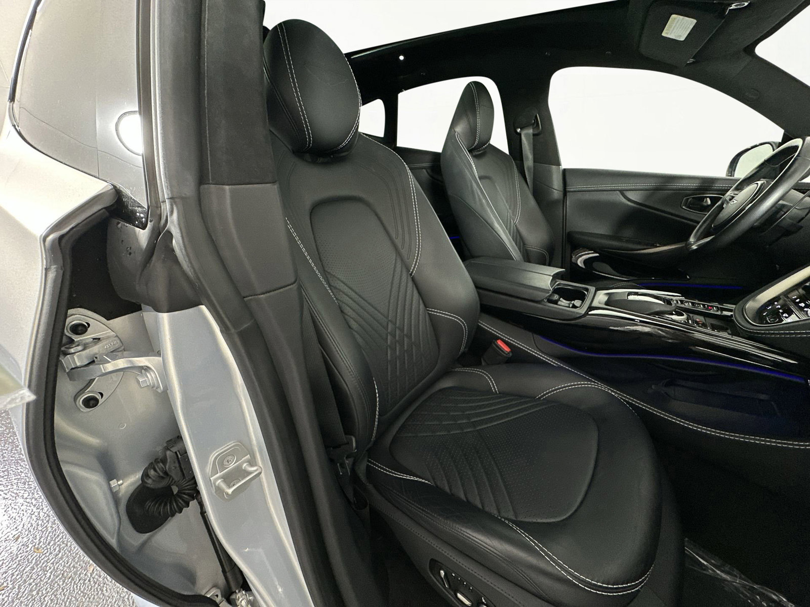 Used 2023 Aston Martin DBX image 27