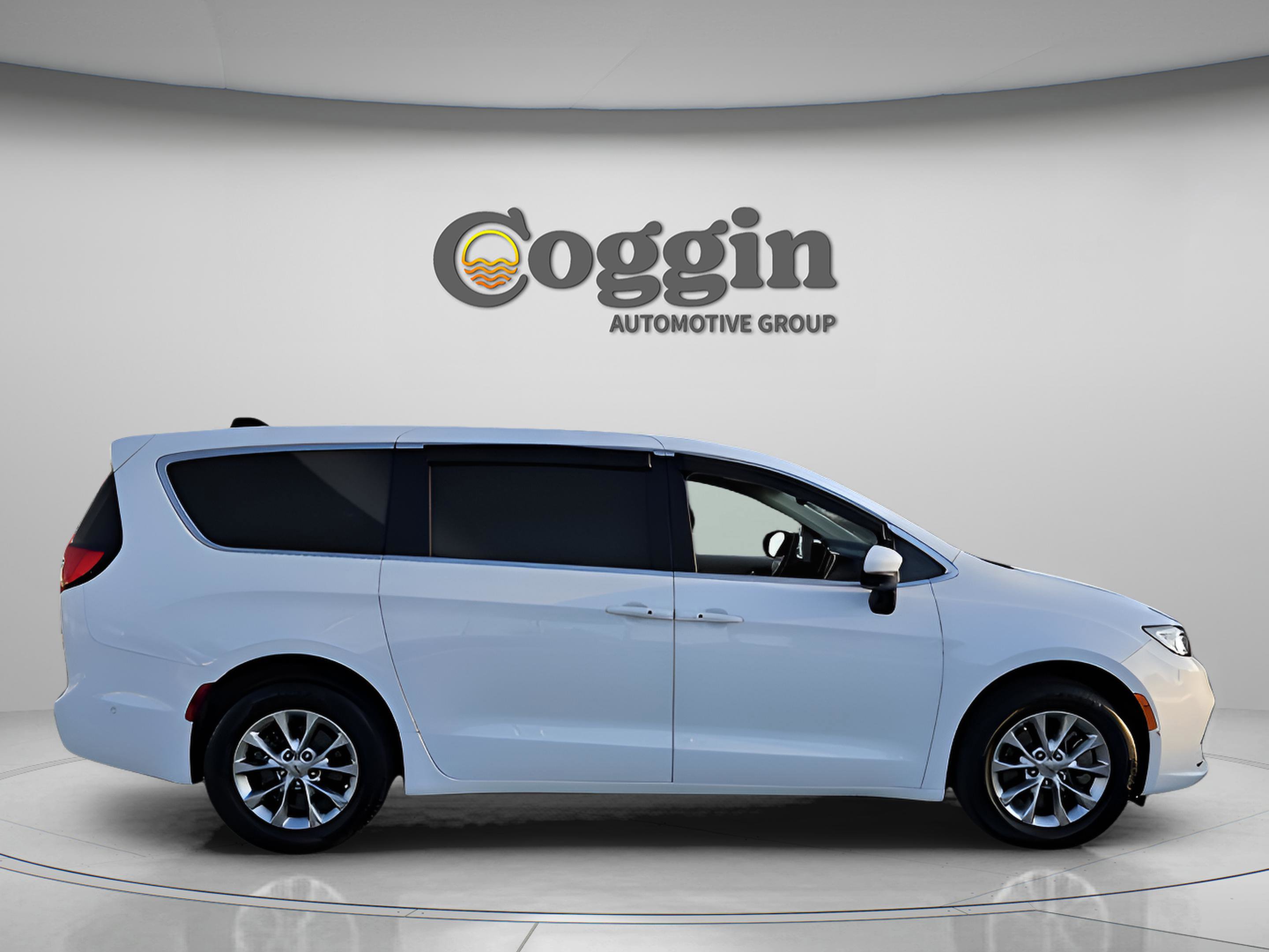 Used 2023 Chrysler Pacifica Touring-L image 5