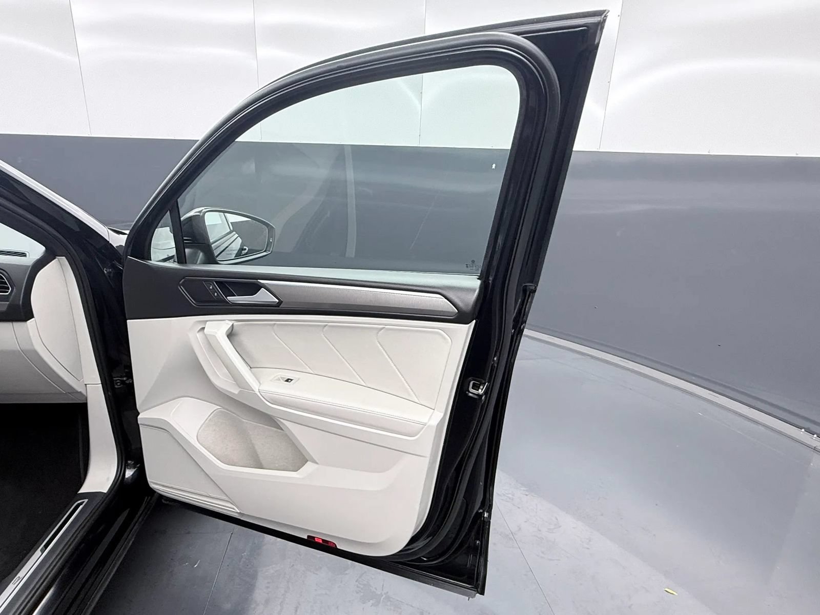 Used 2023 Volkswagen Tiguan SE R-Line AWD/4WD image 8
