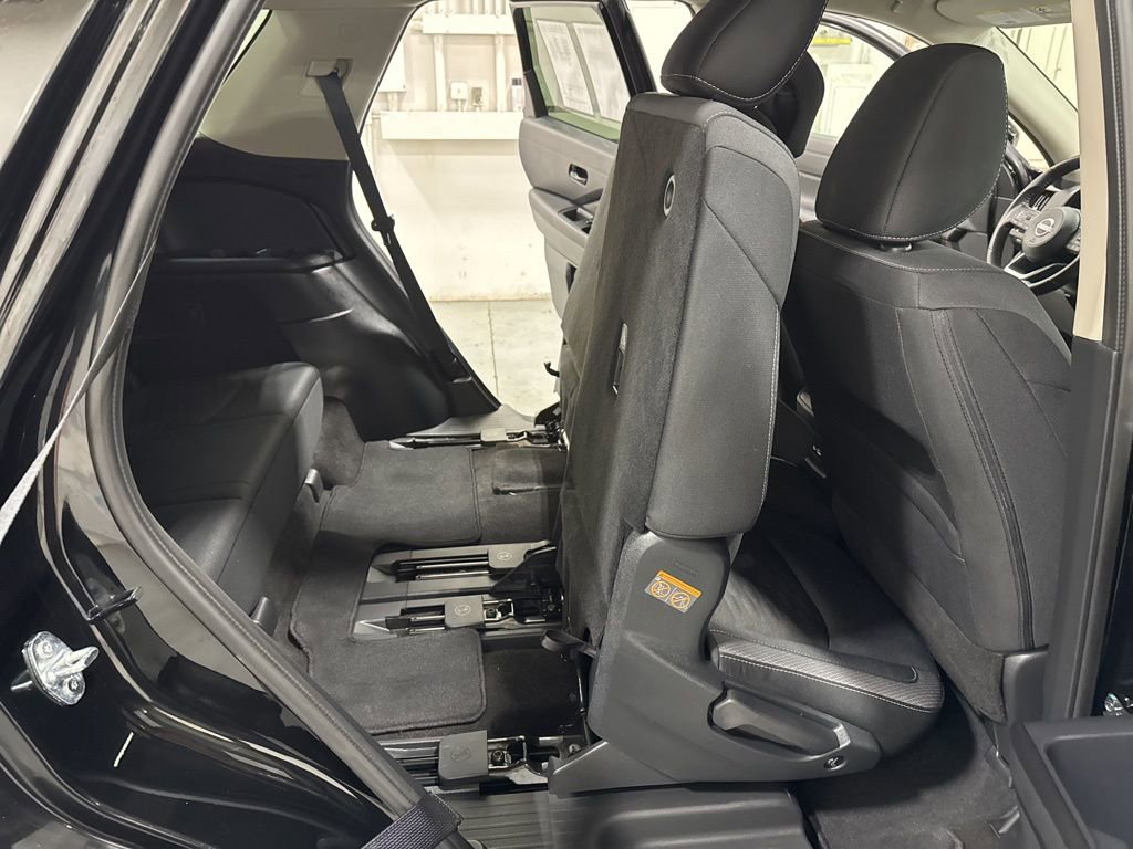 Used 2025 Nissan Pathfinder SV image 27