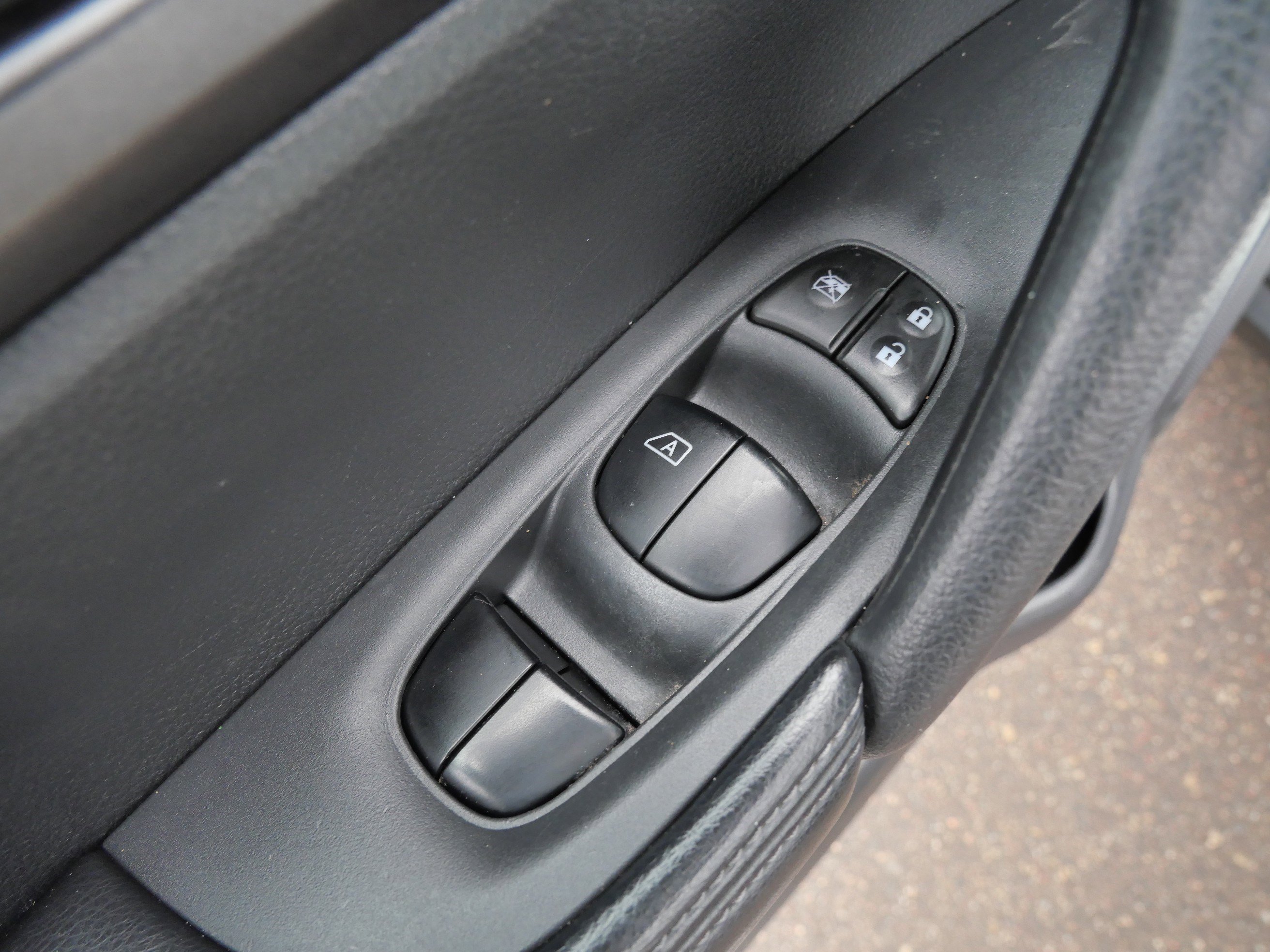 Used 2016 Nissan Rogue SV image 19