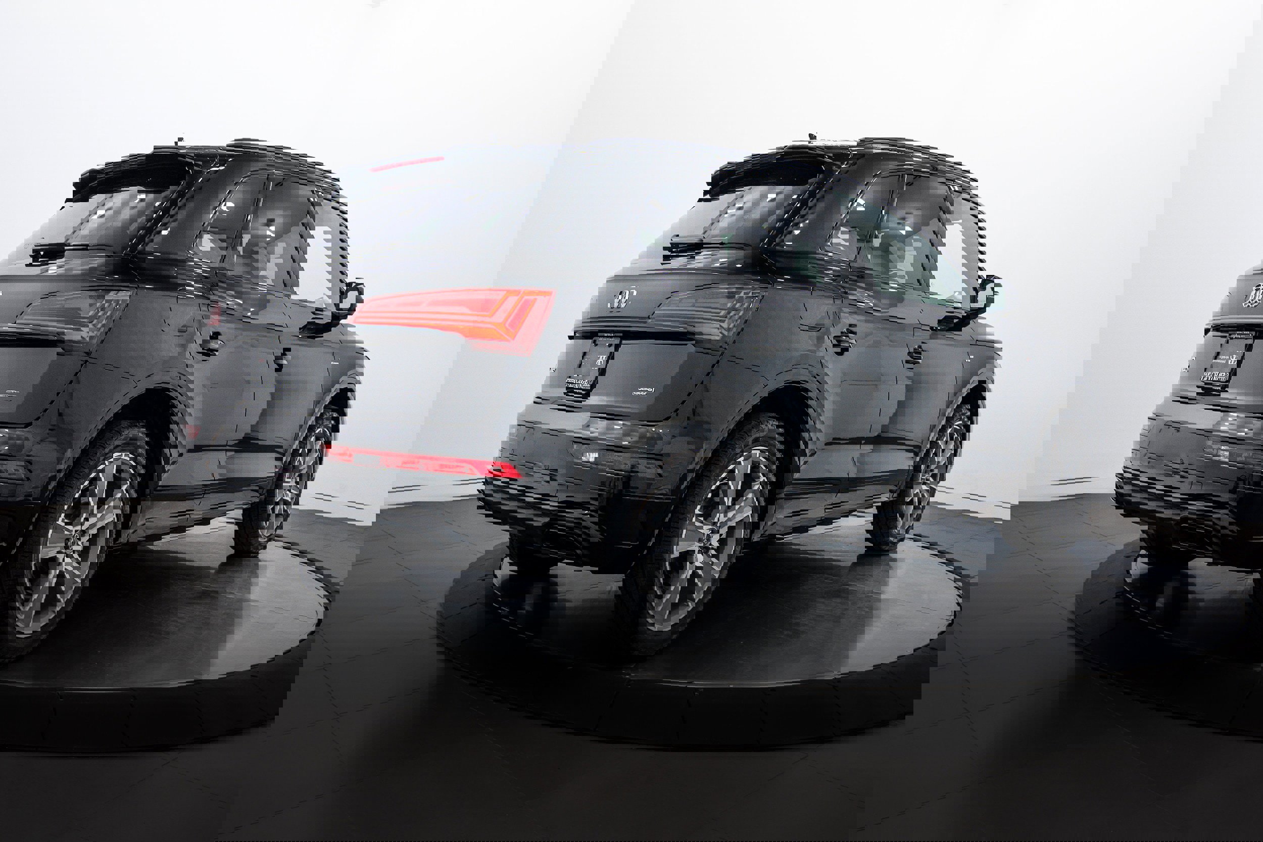 Certified 2025 Audi Q5 2.0T Premium w/ Convenience Plus Package image 4