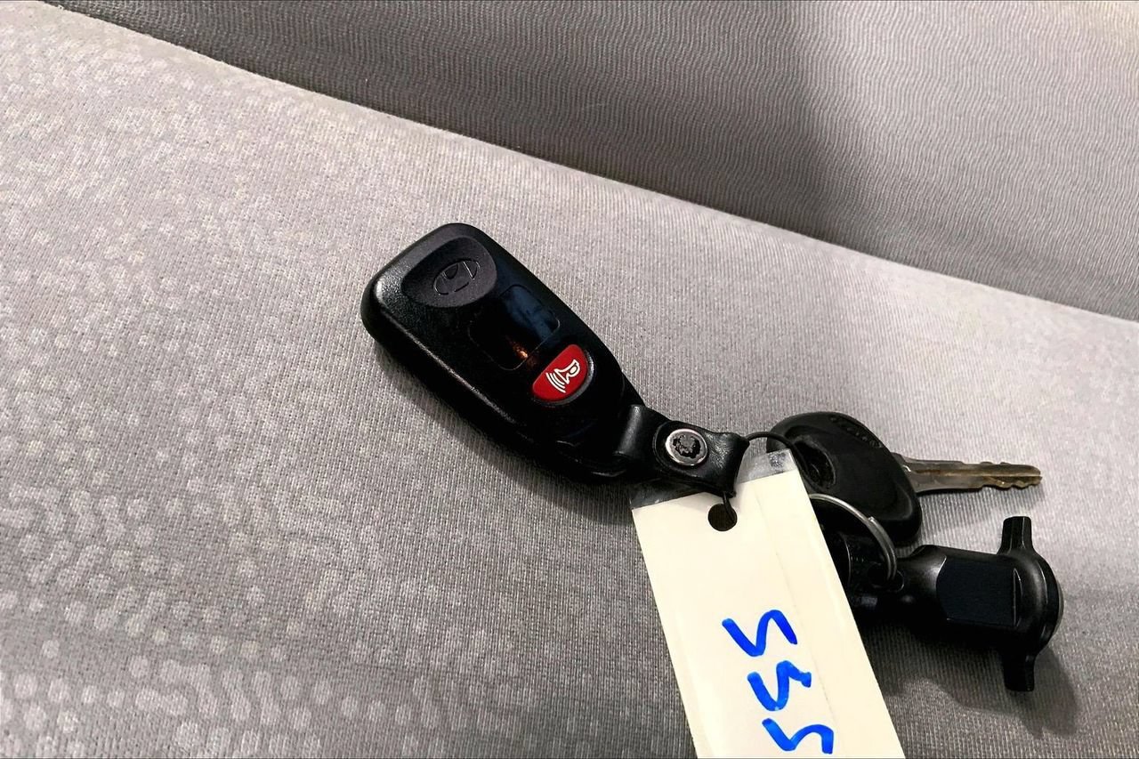 Used 2010 Hyundai Elantra GLS FWD image 11