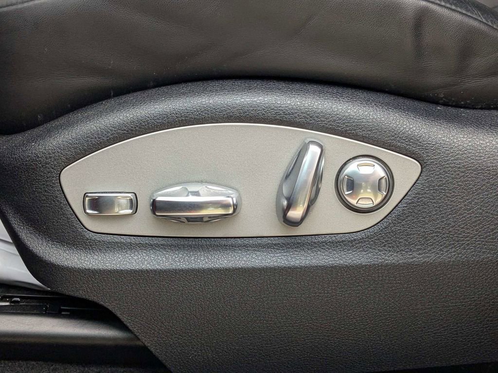 Used 2023 Porsche Macan AWD/4WD image 21