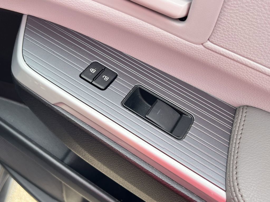 Used 2025 Toyota Sienna LE FWD image 34