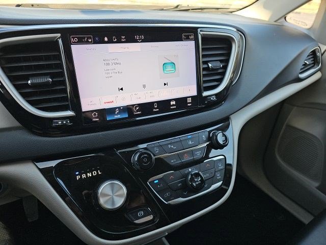 Used 2023 Chrysler Pacifica Touring-L image 23