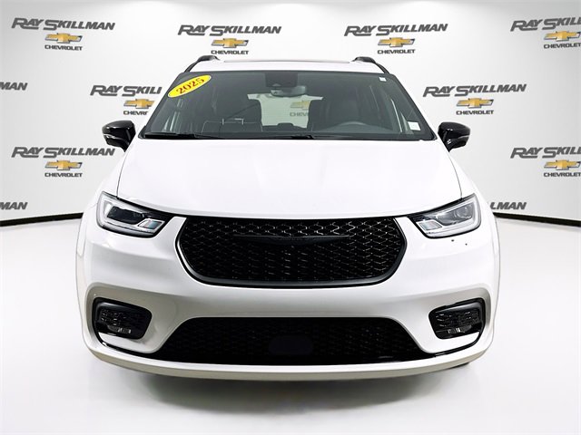 Used 2025 Chrysler Pacifica Premium image 2