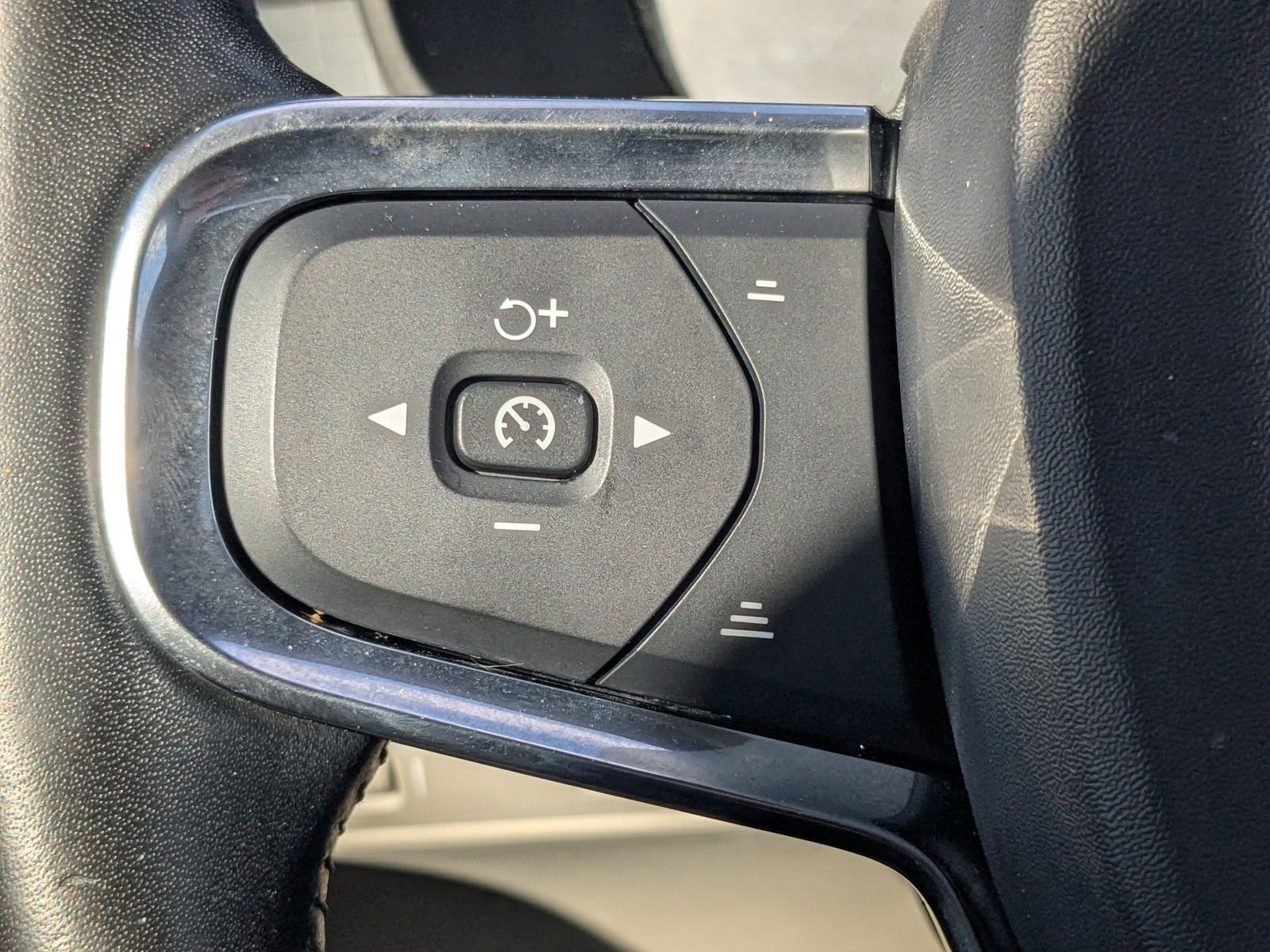 Used 2019 Volvo XC40 T5 Momentum image 27