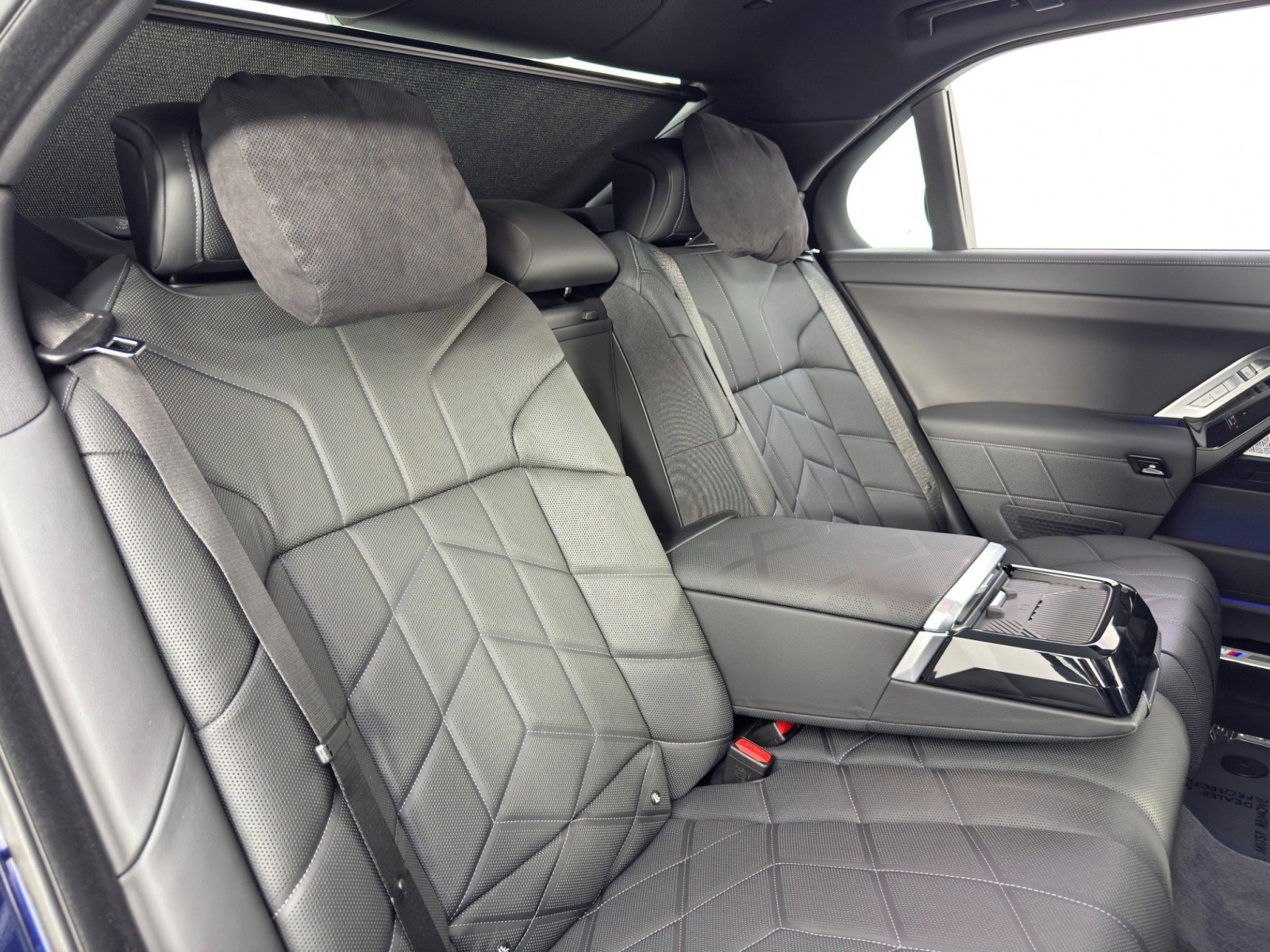 Used 2024 BMW i7 xDrive60 w/ Executive Package image 50