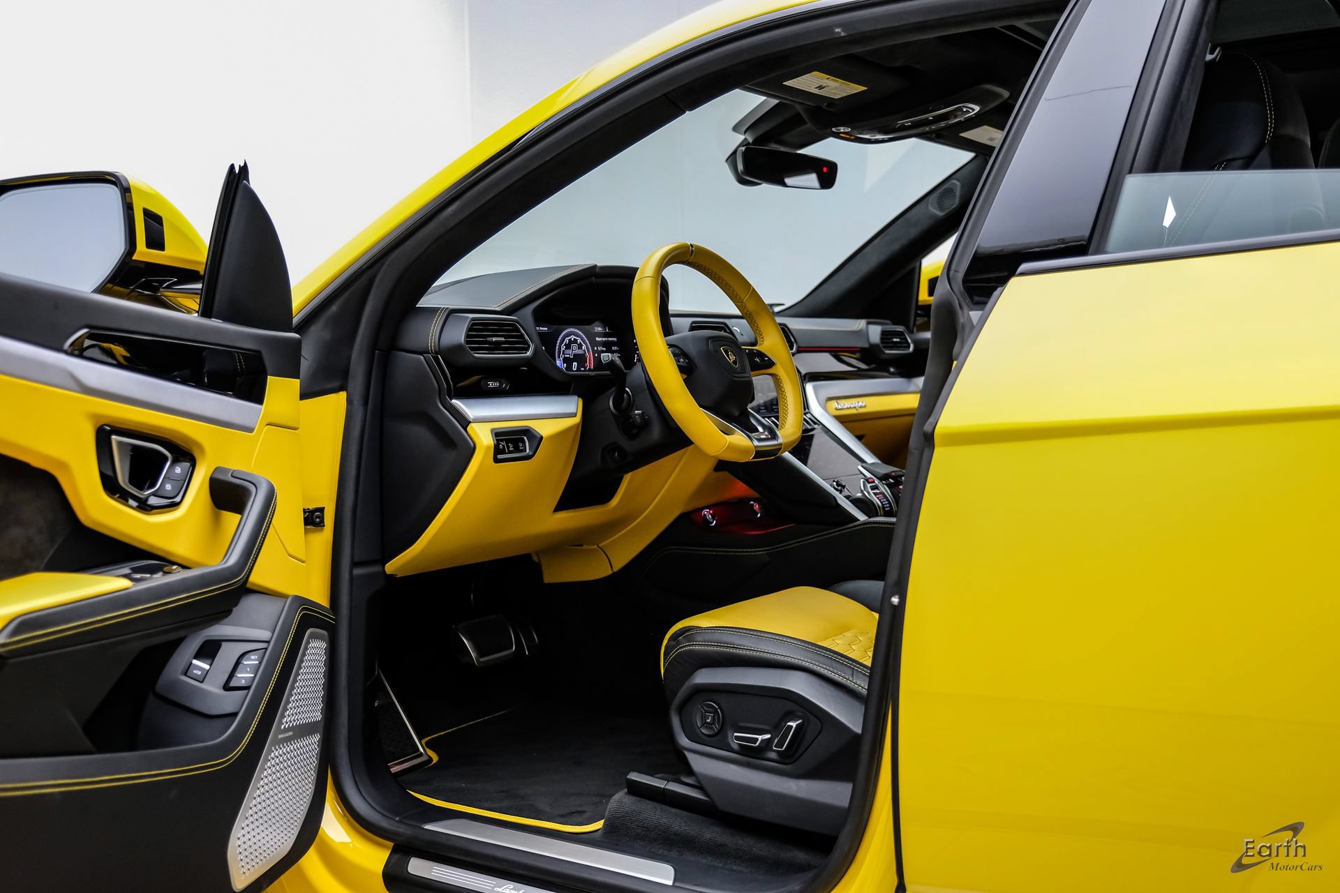 Used 2021 Lamborghini Urus AWD/4WD image 35