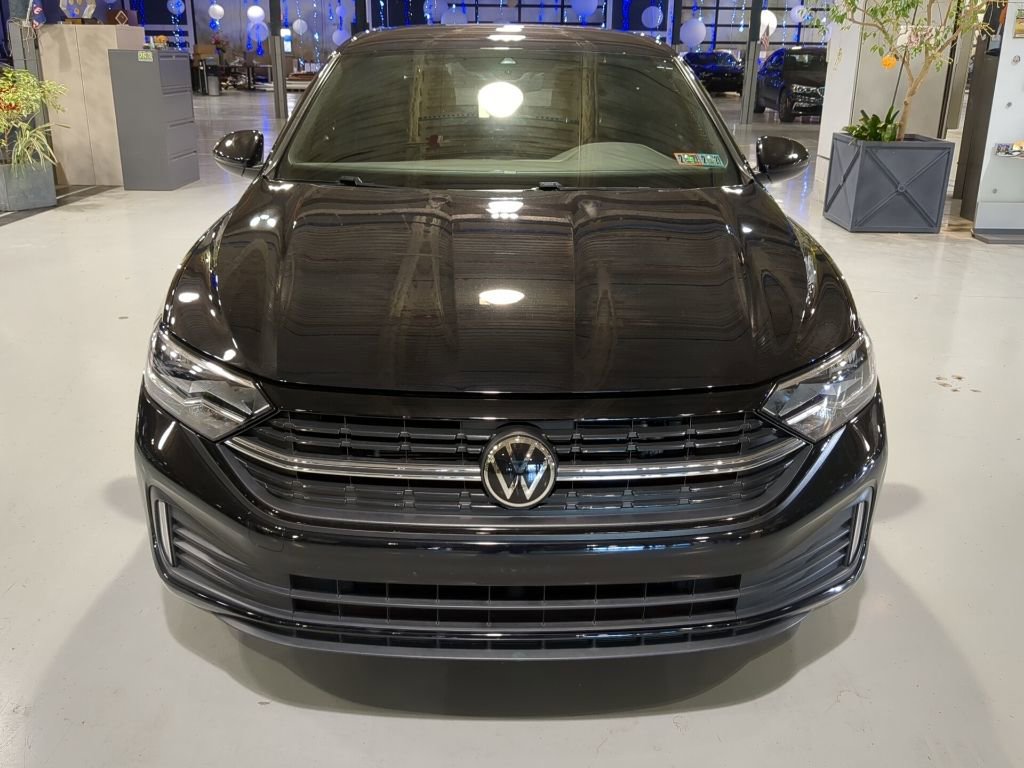 Used 2024 Volkswagen Jetta Sport image 3