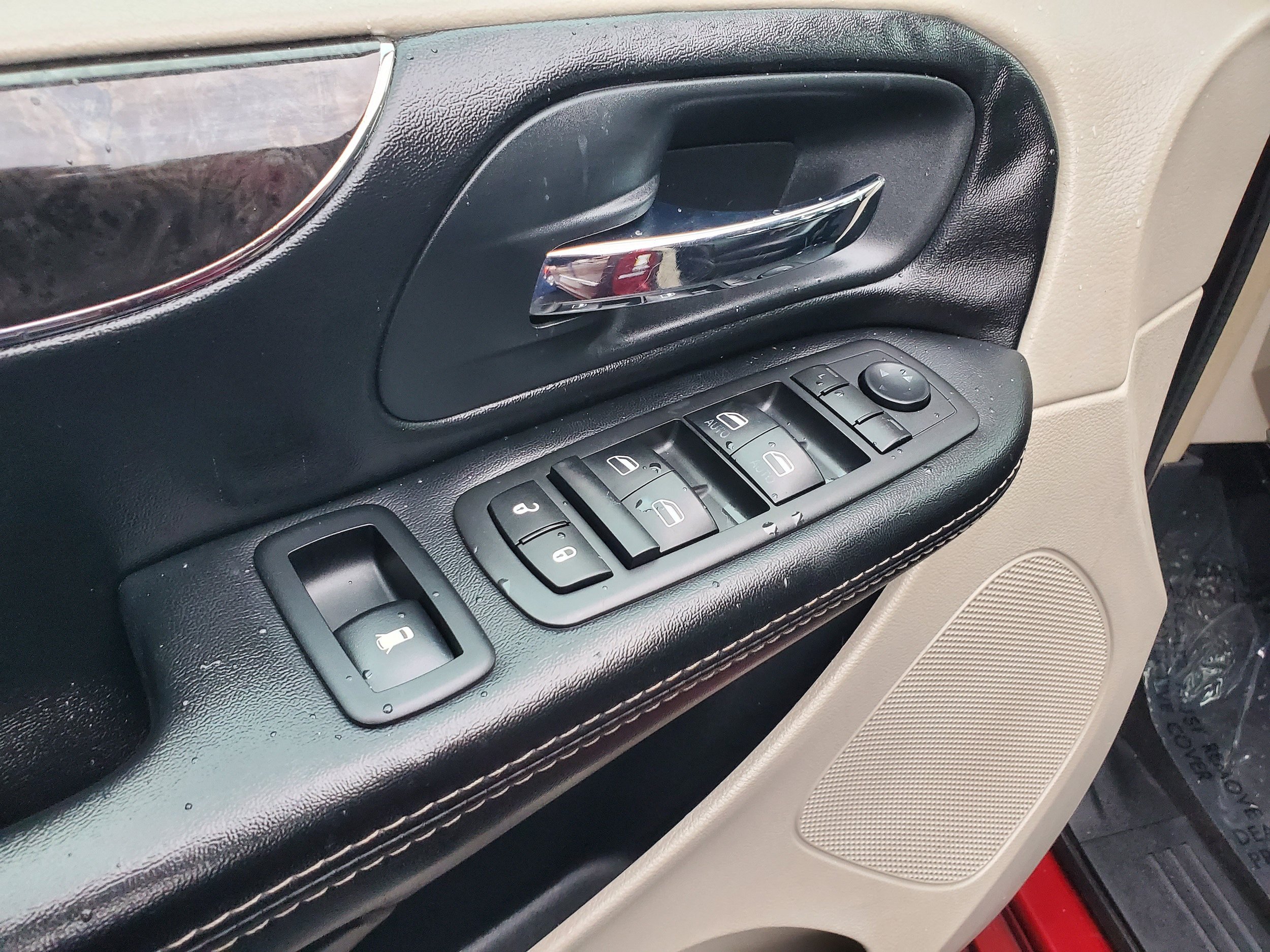 Used 2016 Chrysler Town & Country Touring FWD image 9