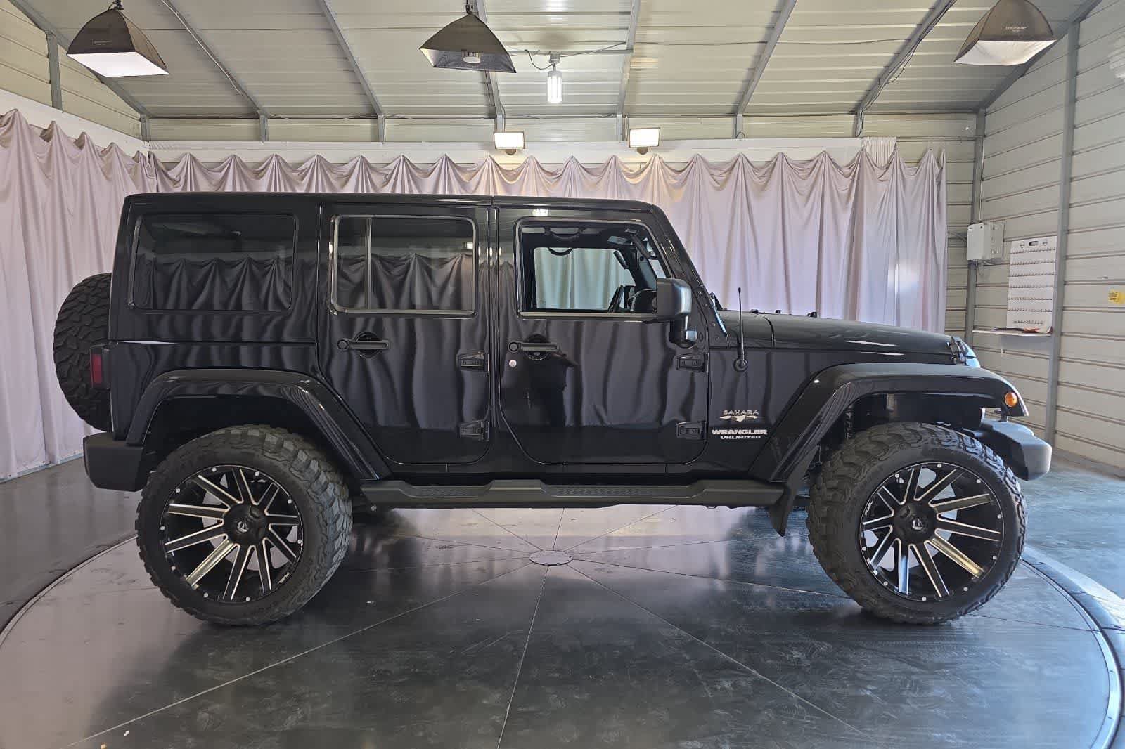 Used 2017 Jeep Wrangler Unlimited Sahara w/ Connectivity Group AWD/4WD image 9