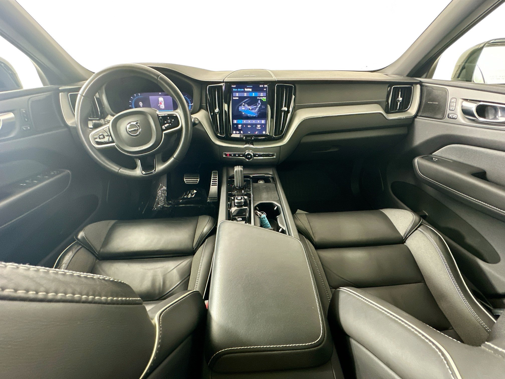 Used 2022 Volvo XC60 T8 R-Design w/ Advanced Package AWD/4WD image 31