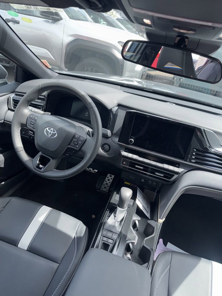 Used 2025 Toyota Camry SE image 11