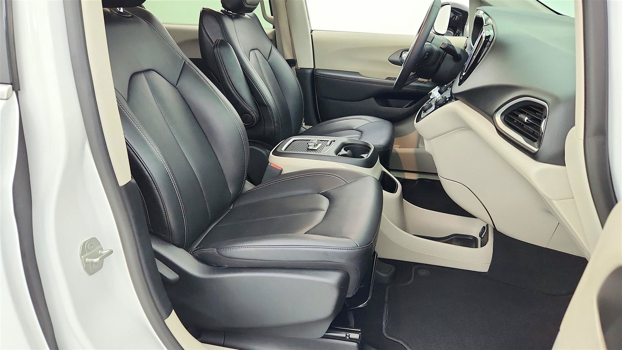 Used 2024 Chrysler Pacifica Touring-L FWD image 19
