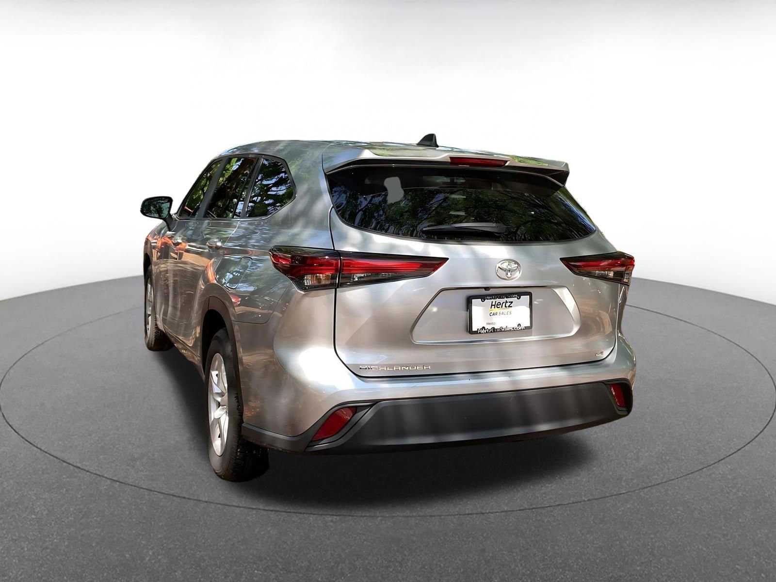 Used 2025 Toyota Highlander LE image 5