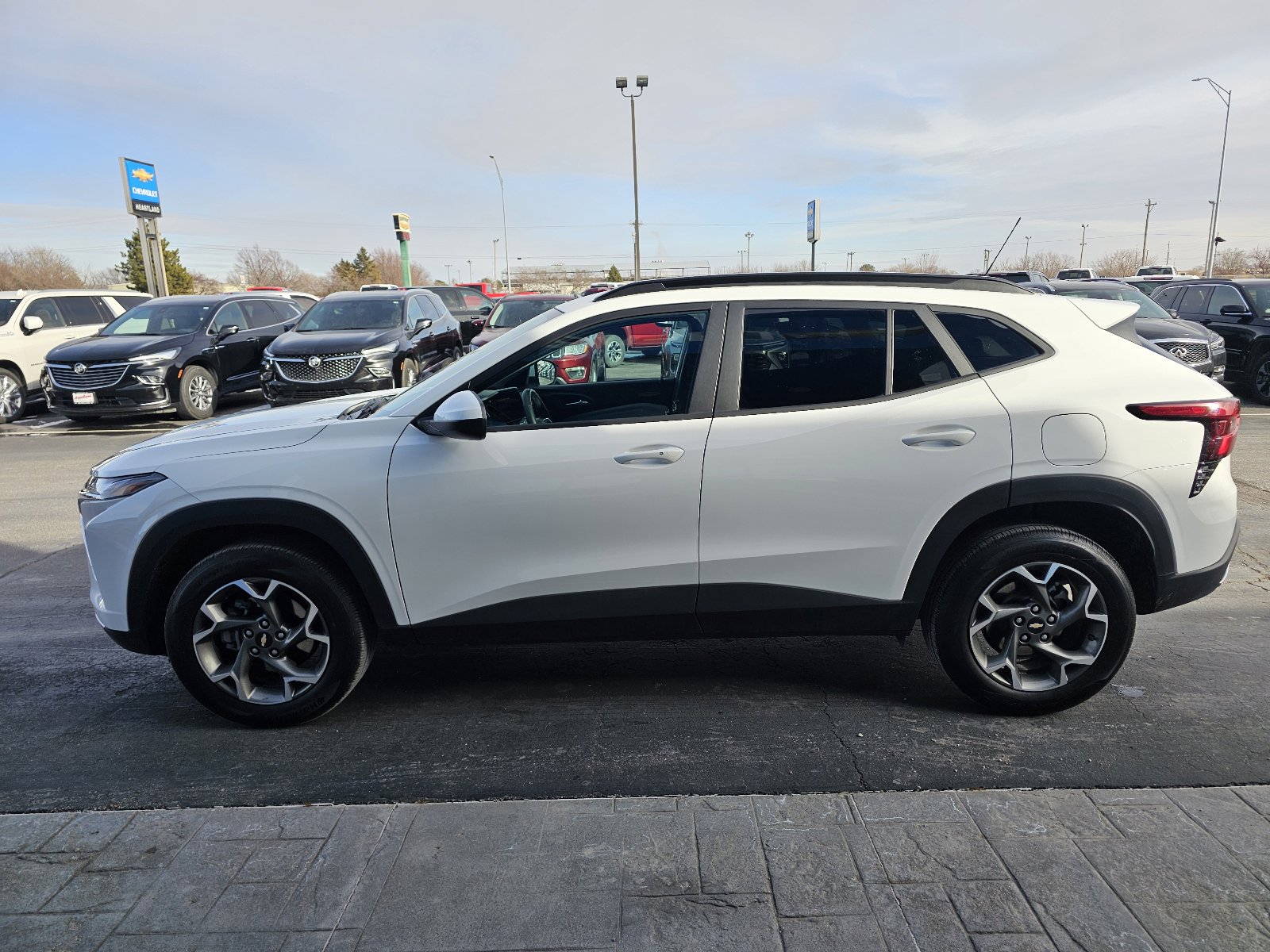 Used 2025 Chevrolet Trax LT w/ LT Convenience Package image 6